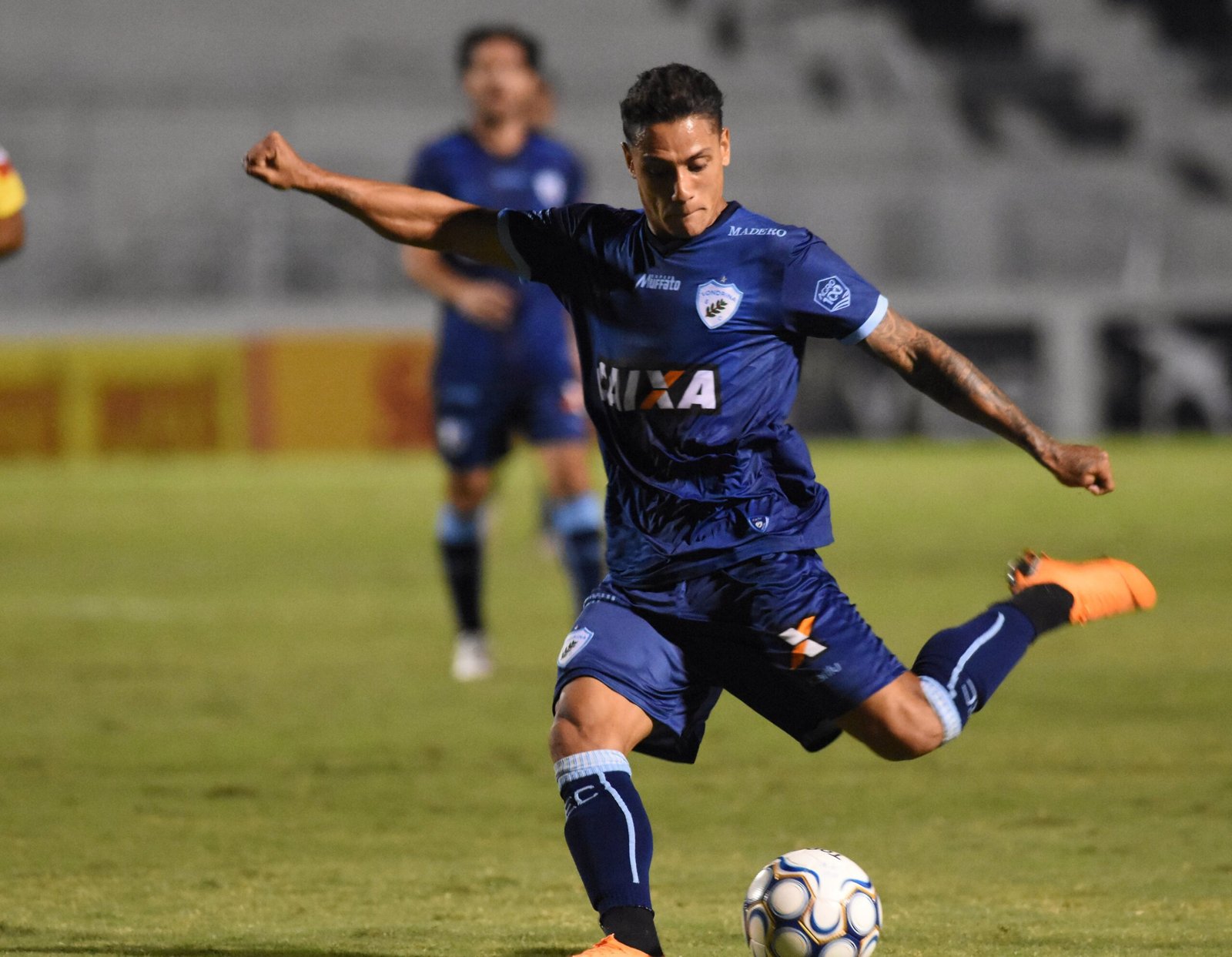 Meia do Londrina mira o acesso e espera estádio lotado para decisão contra o CRB