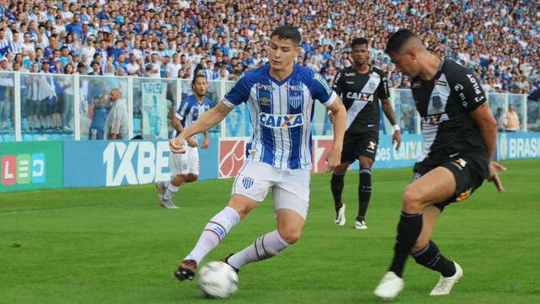 Pé quente, Matheus Barbosa estreia na Série B com acesso e comemora temporada no Avaí
