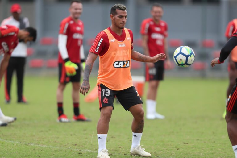 Trauco pode estar de saída do Flamengo.