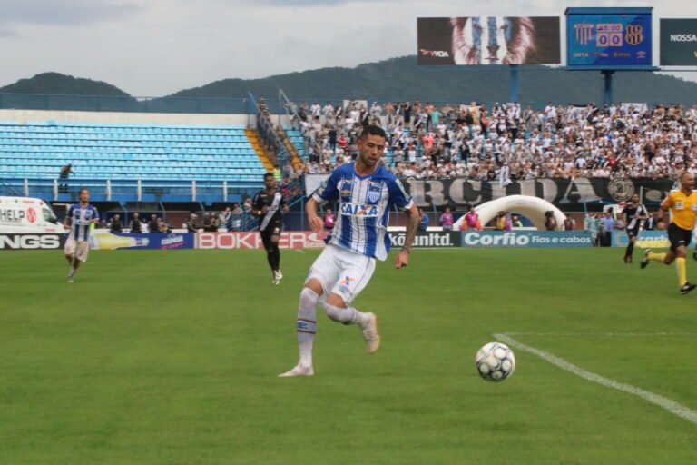 Jogador fecha o ano como personagem fundamental do Avaí