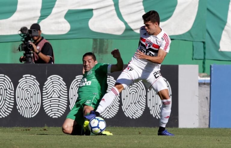 Em jogo morno, São Paulo se despede do brasileirão com derrota