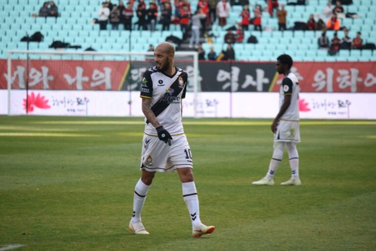 Ex-Flamengo e Santos, Paulinho destaca ótimo momento no Gyeongnam e fala conquista de vaga na Champions da Ásia
