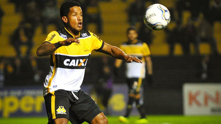 Vitor Feijão vibra com bom desempenho no Criciúma e celebra números na temporada