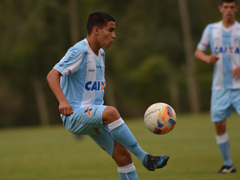 Tubarãozinho vence pela Copa São Paulo em show de Luquinha