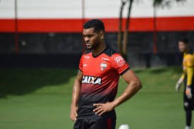 Atlético-GO e Thiago Santos entram em acordo, e atacante deixa o clube