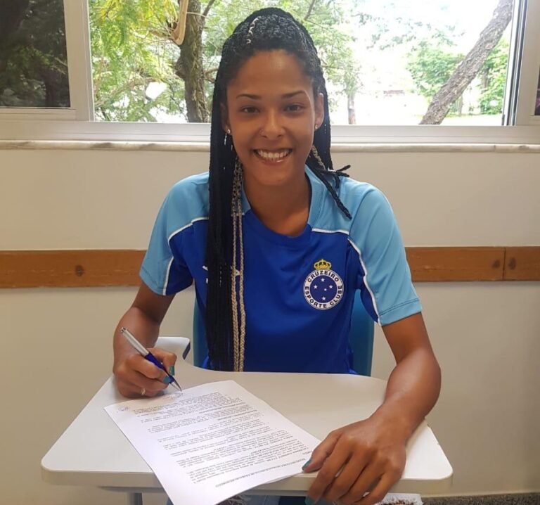 Raiza é apresentada pelo Cruzeiro e celebra realização de “sonho de moleca”
