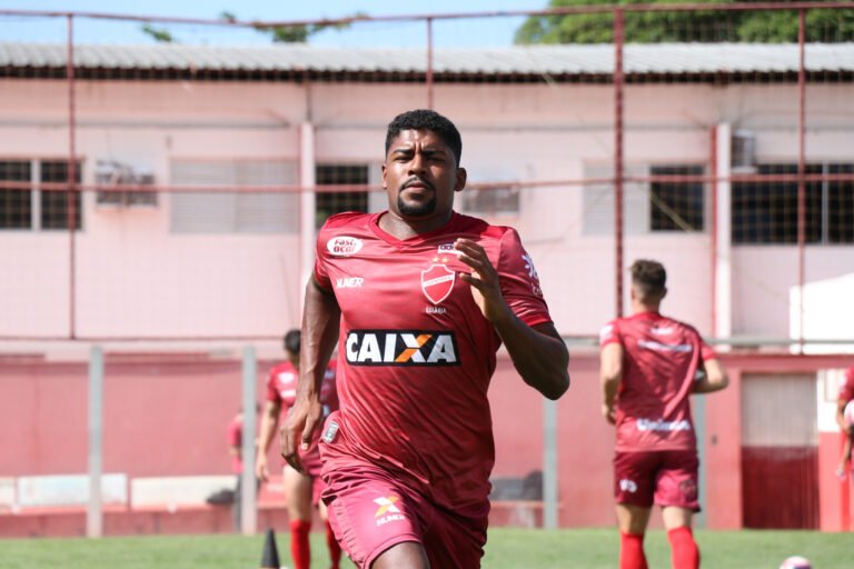 Atacante Capixaba celebra primeira gol com a camisa do Vila Nova