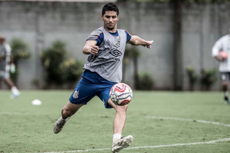 Mesmo acertado com o Goiás, Daniel Guedes pode ser ‘moeda de troca’ por Michael
