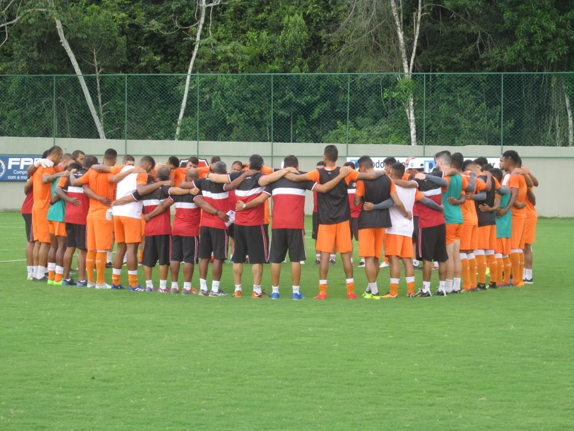 Santa treina no CT Ninho das Cobras, visando o jogo contra o Petrolina.