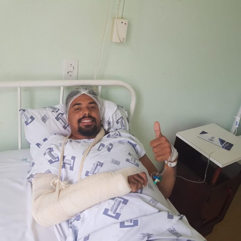 Nas redes sociais, Zé Carlos manda recado após cirurgia no braço: “tudo certo”