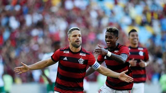Com direito a gol de bicicleta, o Flamengo atropela a Cabofriense