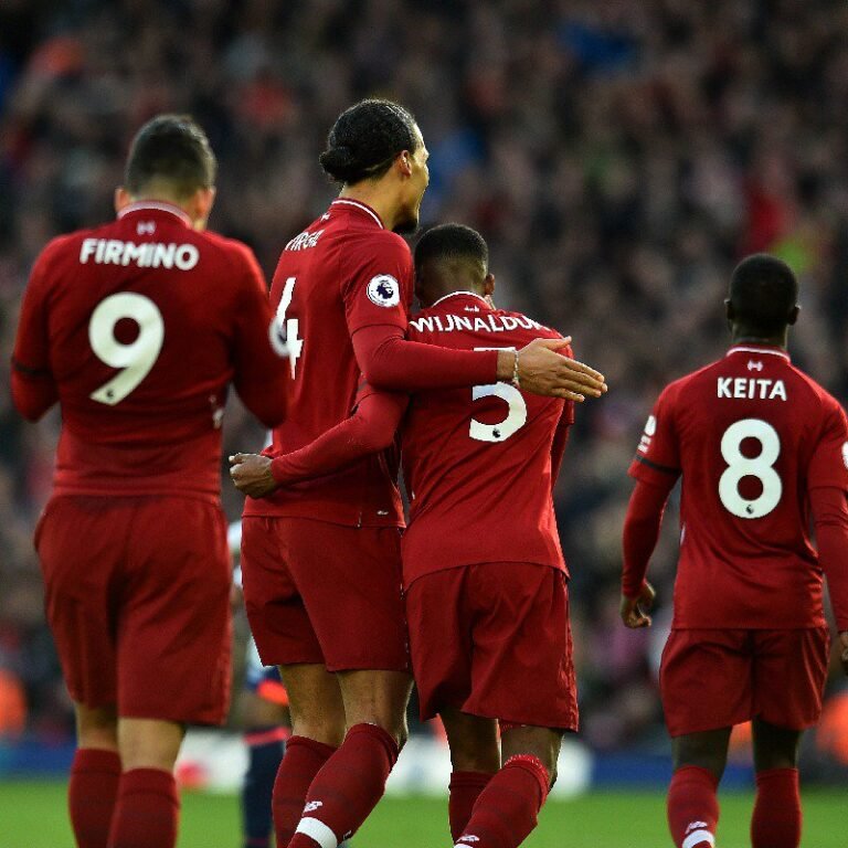 Liverpool vence com tranquilidade e reassume liderança