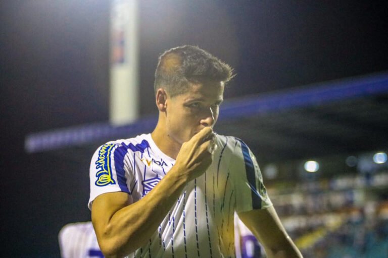 Matheus Barbosa comemora vitória com liderança provisória do Avaí e fica a um jogo do centésimo da carreira
