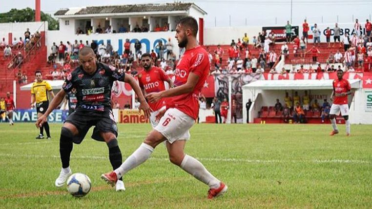 Promessa do Paraná Clube, zagueiro Paulo Fales comemora primeira vitória como profissional