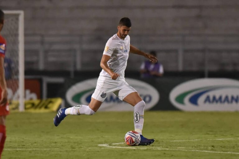 Em busca de reforços, São Paulo estuda a contratação de Gustavo Henrique.