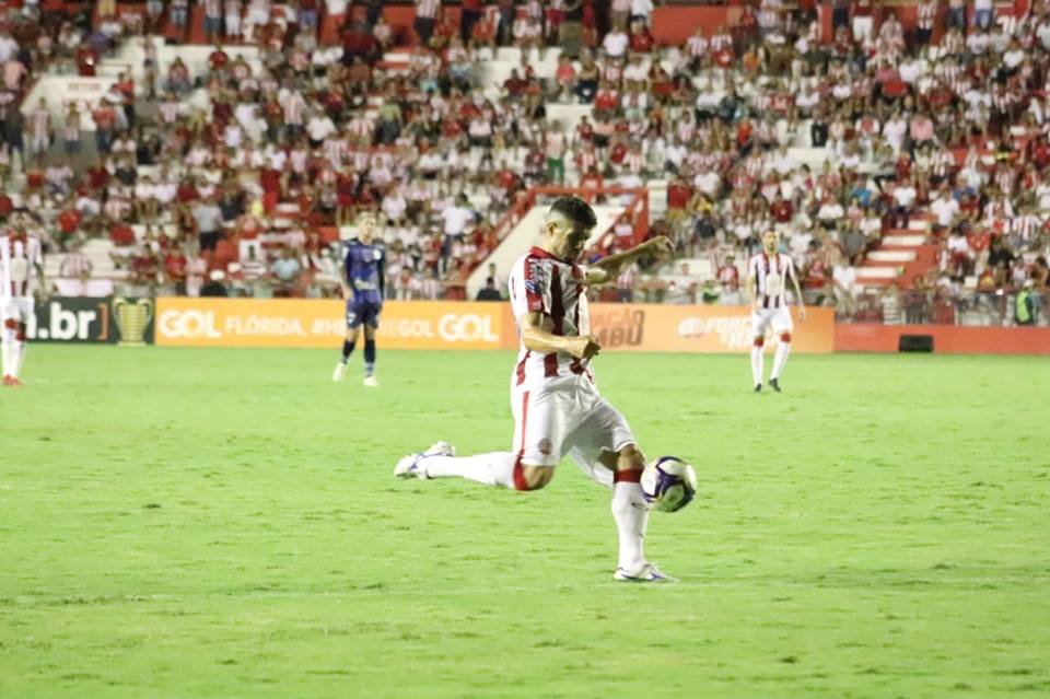 Maylson comemora golaço pelo Náutico e mira a classificação na Copa do Nordeste