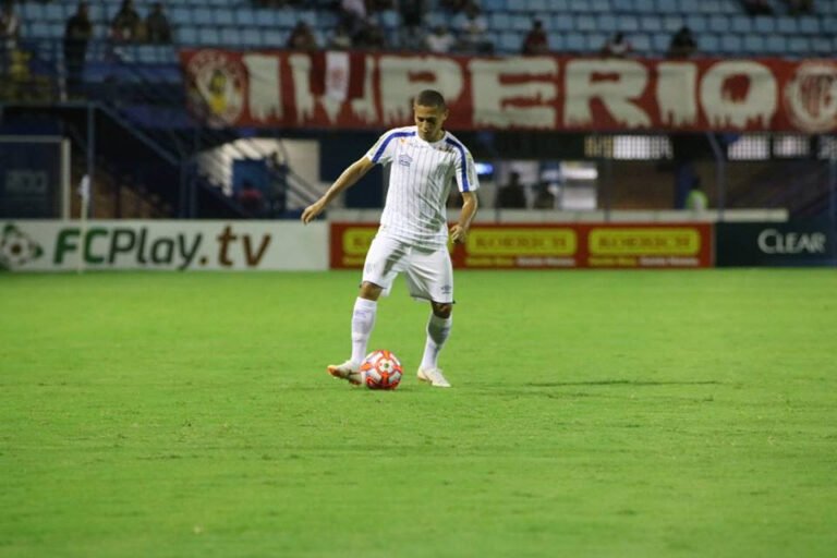 Mais uma vez garçom, João Paulo vibra com classificação do Avaí na Copa do Brasil e mira o Vasco