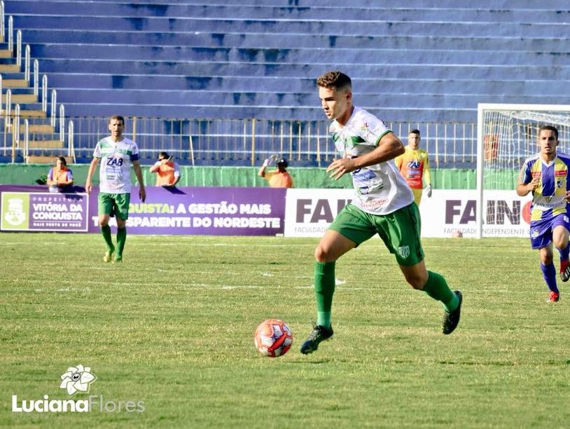 Londrina negocia com lateral e meia.