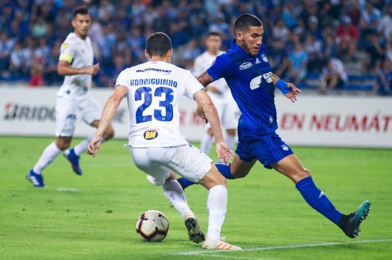 No inferno de Guayaquil, Rodriguinho decide e Cruzeiro encaminha classificação