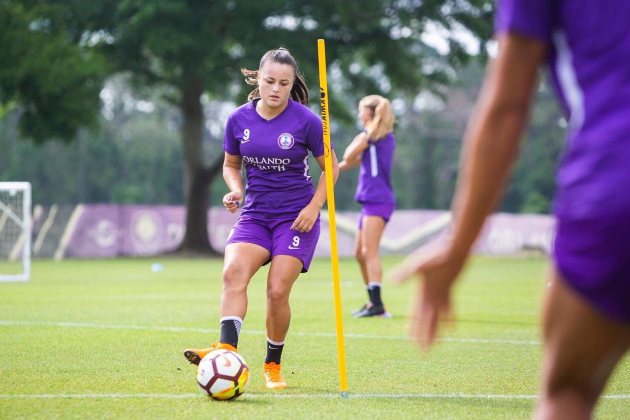 De contrato renovado, Camilinha fala em conquistar a NWSL com o Pride: “Sonho com esse momento”