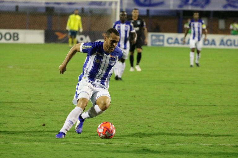 Terceiro atleta com mais minutos pelo Avaí em 2019, Pedro Castro enaltece elenco avaiano após garantir liderança no estadual
