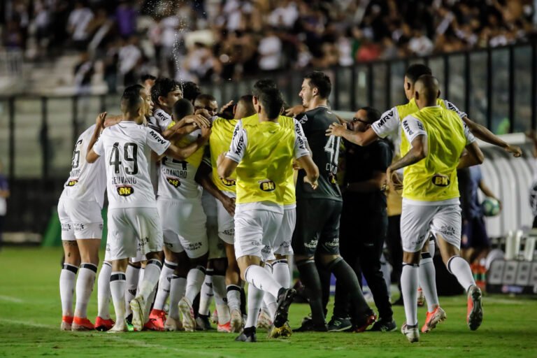 Em noite de golaços, Galo quebra tabu e vence o Vasco no Rio