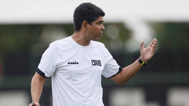 Ainda sem técnico, Vasco busca pontuar contra o Corinthians pelo Brasileiro