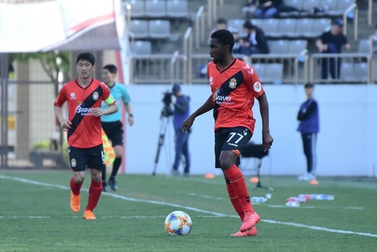 Negueba comemora marca dos 50 jogos com a camisa do Gyeongnam e fala sobre decisão na Champions da Ásia