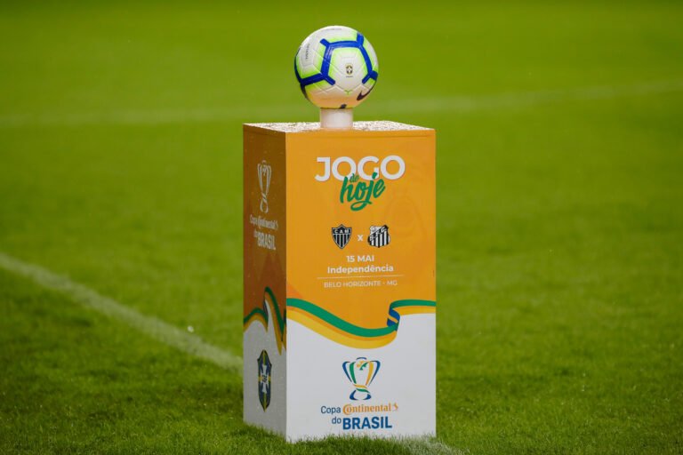 Copa do Brasil: noite de decisão no Pacaembu para Santos e Galo