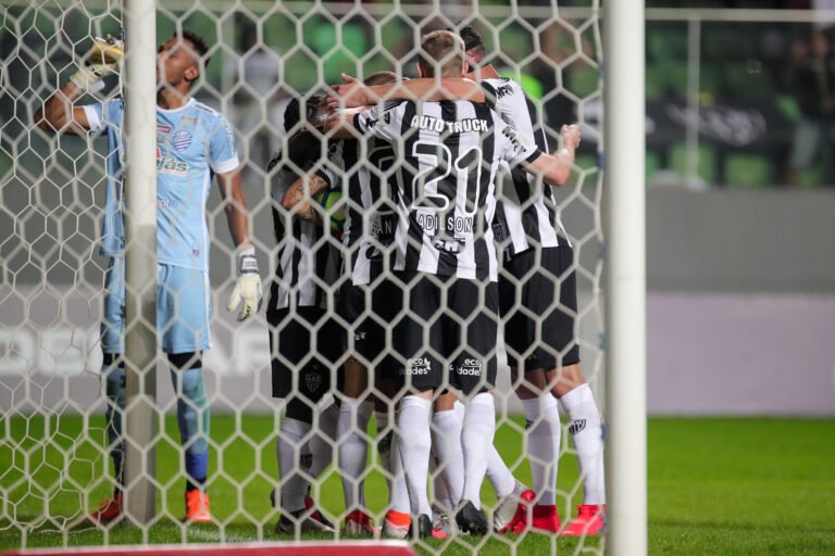 Galo 4, CSA 0: noite de goleada alvinegra no Horto