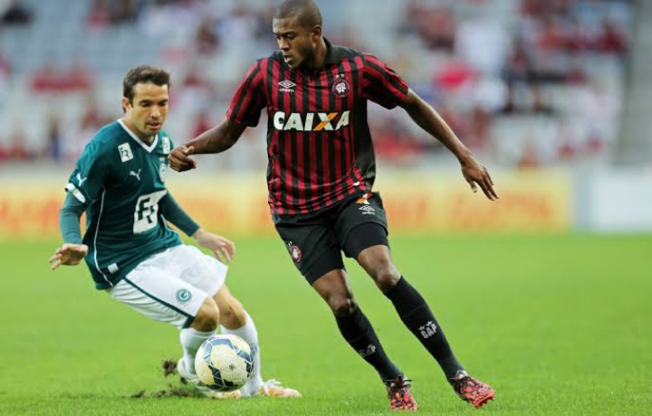 Em confronto direto, Goiás recebe o Athletico Paranaense no Brasileirão.
