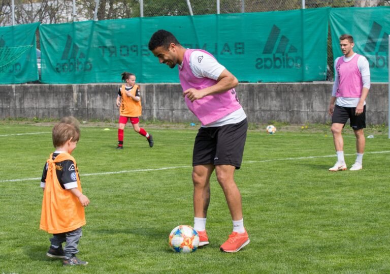 Um dos artilheiros do Suíço, Carlinhos comemora vaga direta na Liga Europa com o Lugano