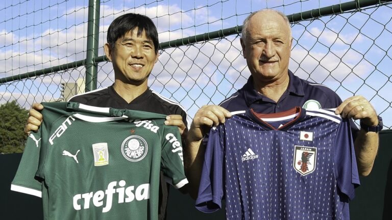 Felipão presenteia técnico do Japão com camisa do Palmeiras