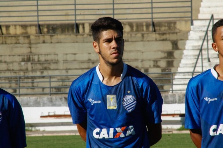 Victor Paraíba celebra evolução na carreira e comemora primeira Série A com a camisa do Azulão