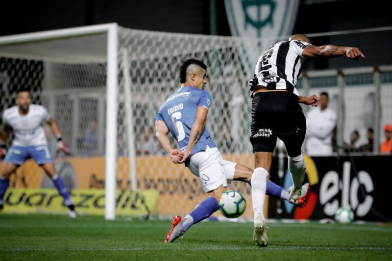 Atlético vence, mas se despede da Copa do Brasil