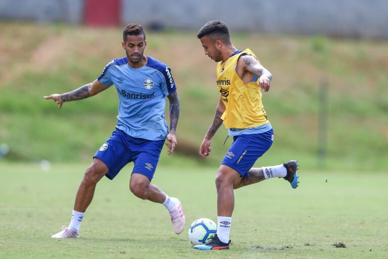 Durante o treino desta terça-feira, Mateusinho (de colete) e Romulo disputam a bola.