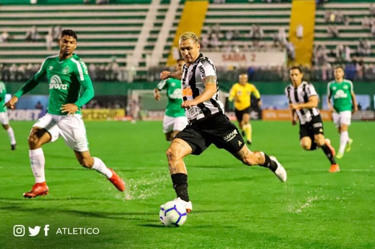 Gol relâmpago, pênalti e virada: Galo vence a Chapecoense pelo Brasileirão