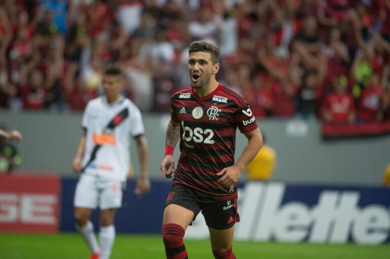 Flamengo vence e dorme a dois pontos da liderança
