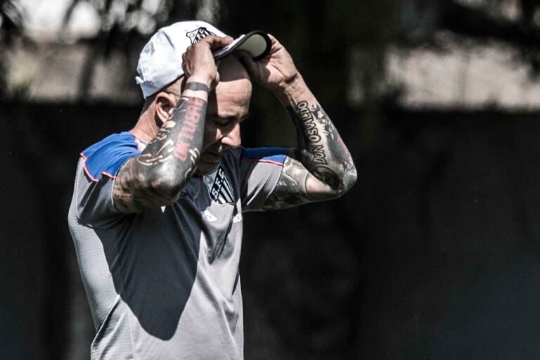 Santos enfrenta o Cruzeiro e busca manter a liderança