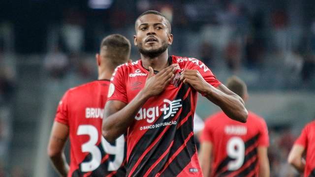 Athlético vence Galo na Baixada e encosta na parte de cima da tabela.