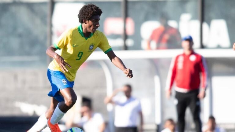 Talles Magno consegue liberação para atuar contra o Flamengo.