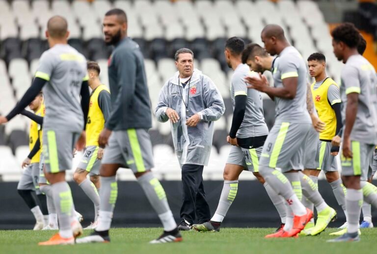 Com casa cheia, Vasco busca vitória contra o Bahia