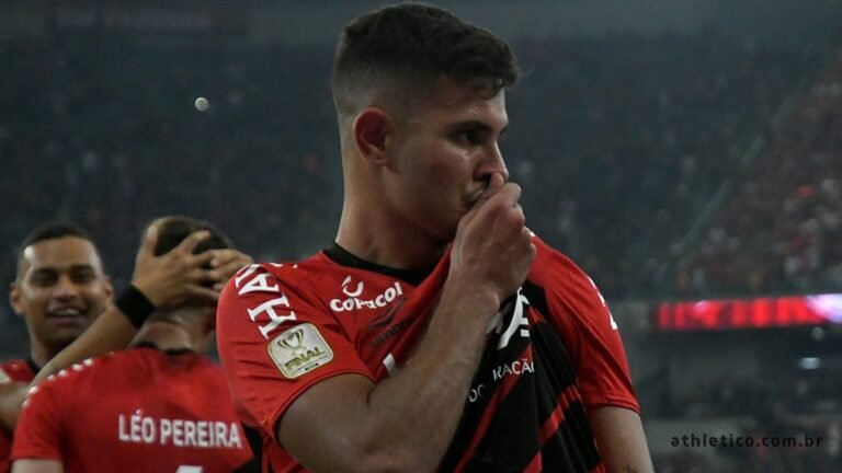 Com festa na Baixada, Athlético vence o Inter e da passo importante para título inédito.