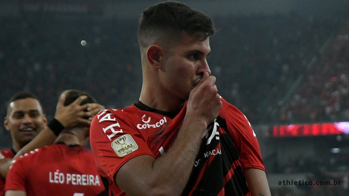 Com festa na Baixada, Athlético vence o Inter e da passo importante para título inédito.