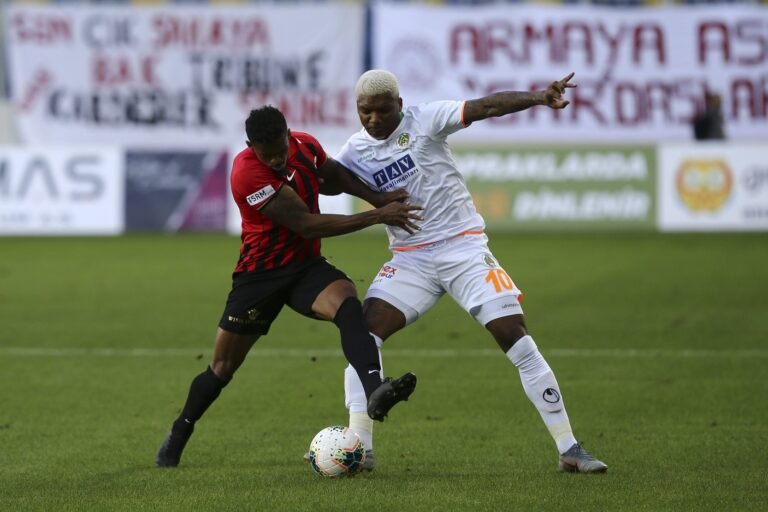 No Genclerbirligi, Fabrício Baiano quer classificação da equipe na Copa da Turquia
