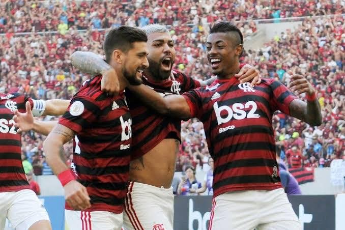 Com dois jogadores a mais, Flamengo vence o Inter por 3 a 1 no Maracanã