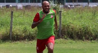 Paulinho comemora acesso com o Náutico e quer título da competição no Timbu