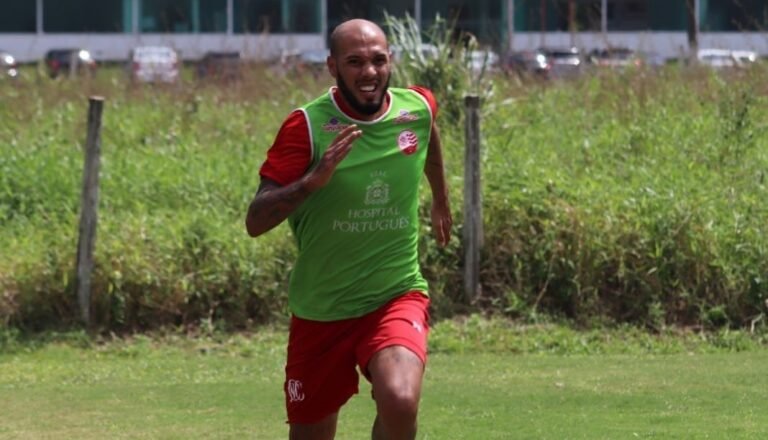 Paulinho comemora acesso com o Náutico e quer título da competição no Timbu