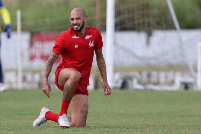 Paulinho espera grande jogo do Náutico contra o Sampaio Corrêa na decisão da terceira divisão