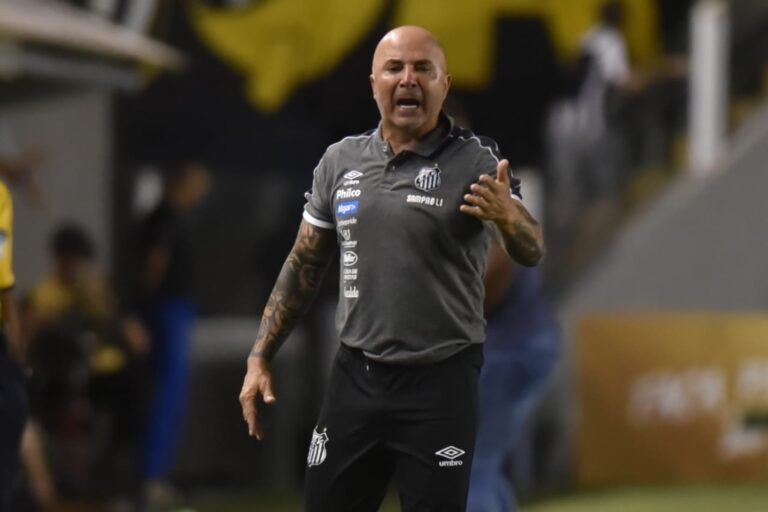 SAMPAOLI: Cronômetro quebrado e bate boca com torcida no fim do jogo